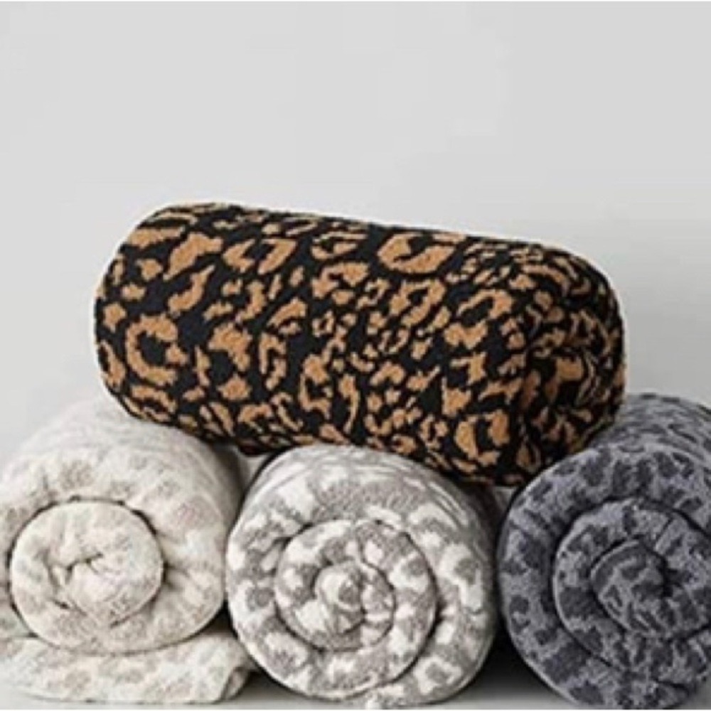 Luxury leopard print throw blankets